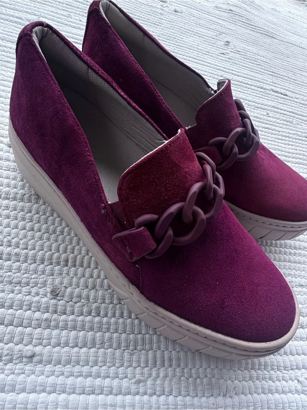 Retail: $110 Naturalizer Daphne Burgundy Suede Chain Platform Sneaker 9M NEW